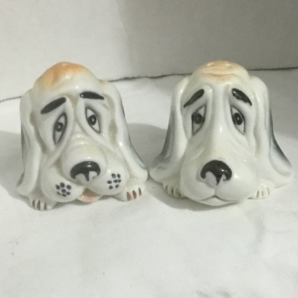 Vintage Basset hound dog salt and  pepper shakers , made in Taiwan- like new